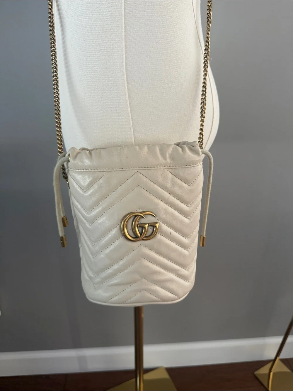 AUTHENTIC GUCCI BUCKET BAG - Picture 1 of 8